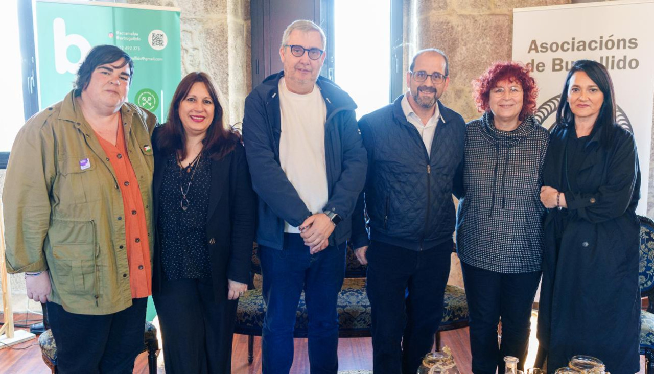 Las tres amigas de Begoña Caamaño con los representantes locales