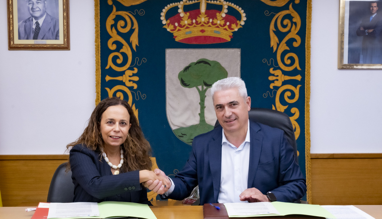 Mar Medeiros y el alcalde, Manuel Taboada Vigo, en la firma del convenio
