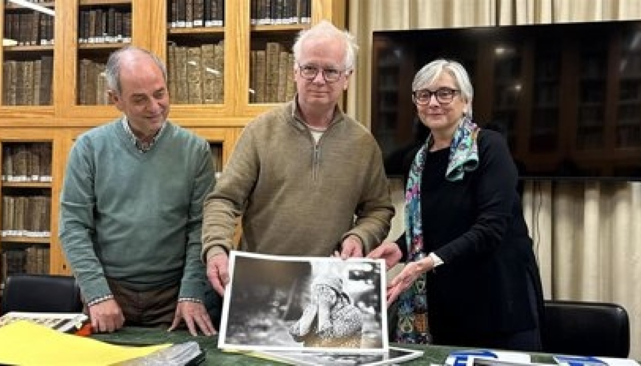 Tom van Vliet y la presidenta del patronato del Museo do Pobo Galego, Concha Losada, durante entrega de la colección fotográfica a los fondos del Museo do Pobo Galego