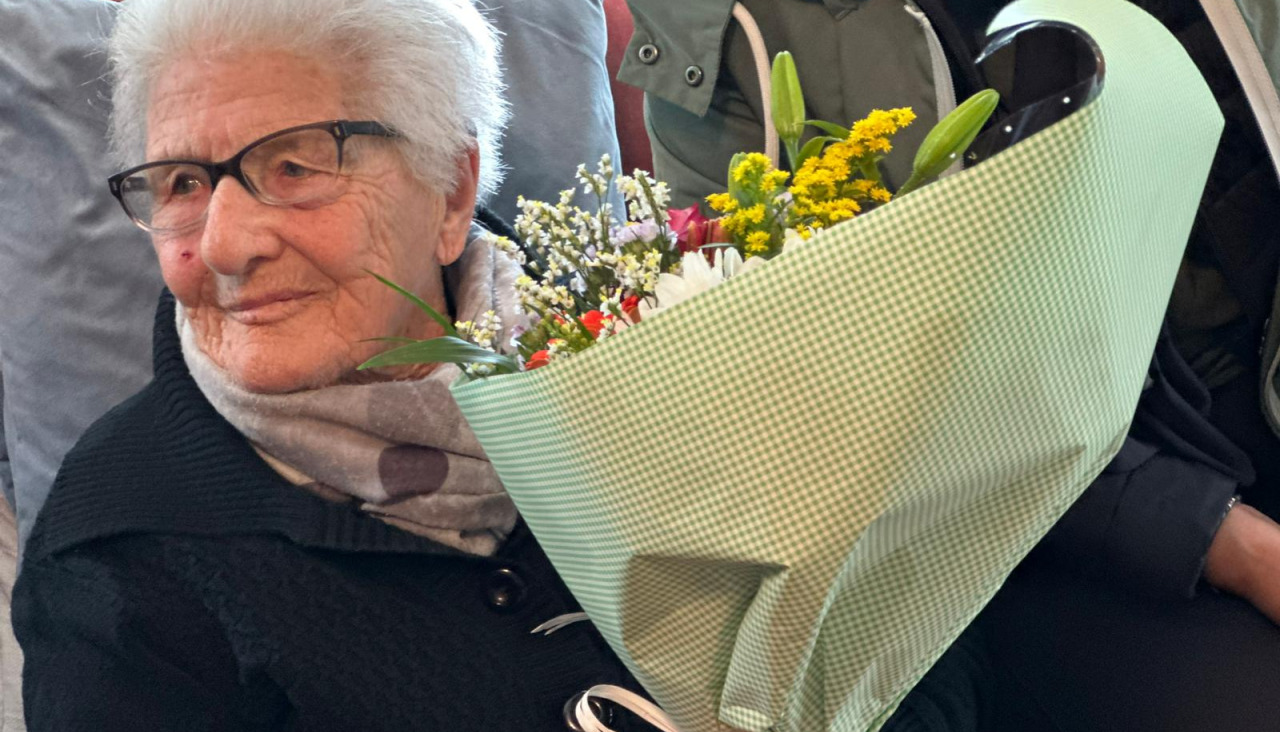 La poeta Filomena Fraga con el ramo de flores que le regaló el concello