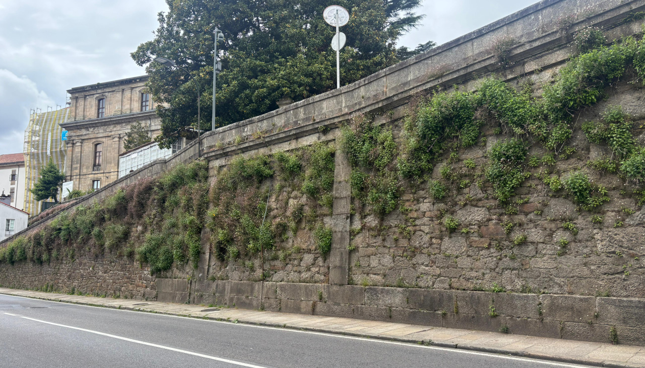 El aspecto actual del muro de la Plaza de Abastos