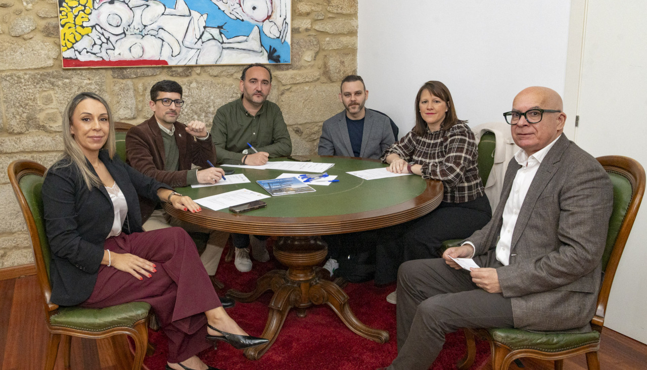 Reunión en el Concello. Por la izquierda: Chus Campos, Anxo Arca, Alberto Rey, Francisco Martá­n (presidente Ecosistema Mágico de España), Noelia Guzmán (directora Pueblos Mágicos de EspaÃ±a) e XosÃ© Regueira (vicepresidente da DeputaciÃ³n da CoruÃ±a).