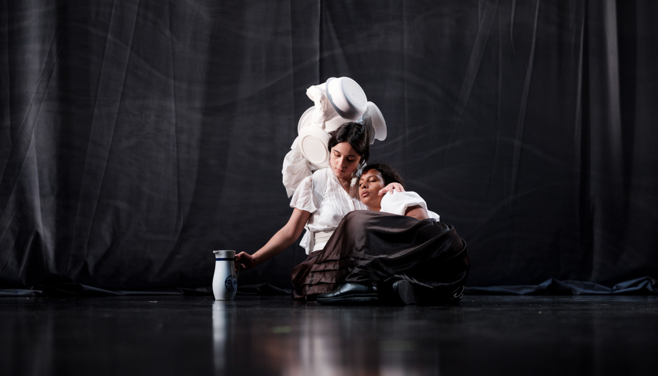 O Teatro Principal de Santiago acolle este venres a representación de 'Nortear', de Columna Balteira, unha peza centrada no traballo feminizado no mar
