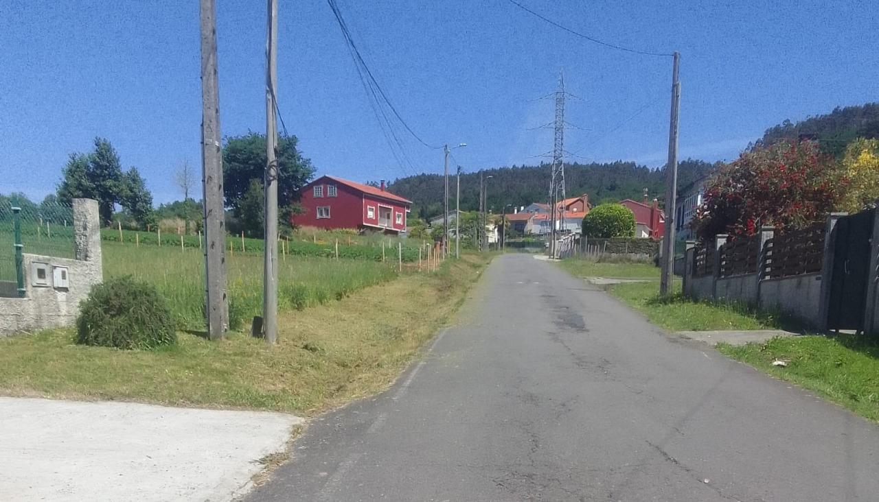 O Concello de Santiago iniciou esta semana a campaña estival de limpeza e roza nos camiños e parcelas municipais da área rural, onde actuará sobre 500 quilómetros de vías