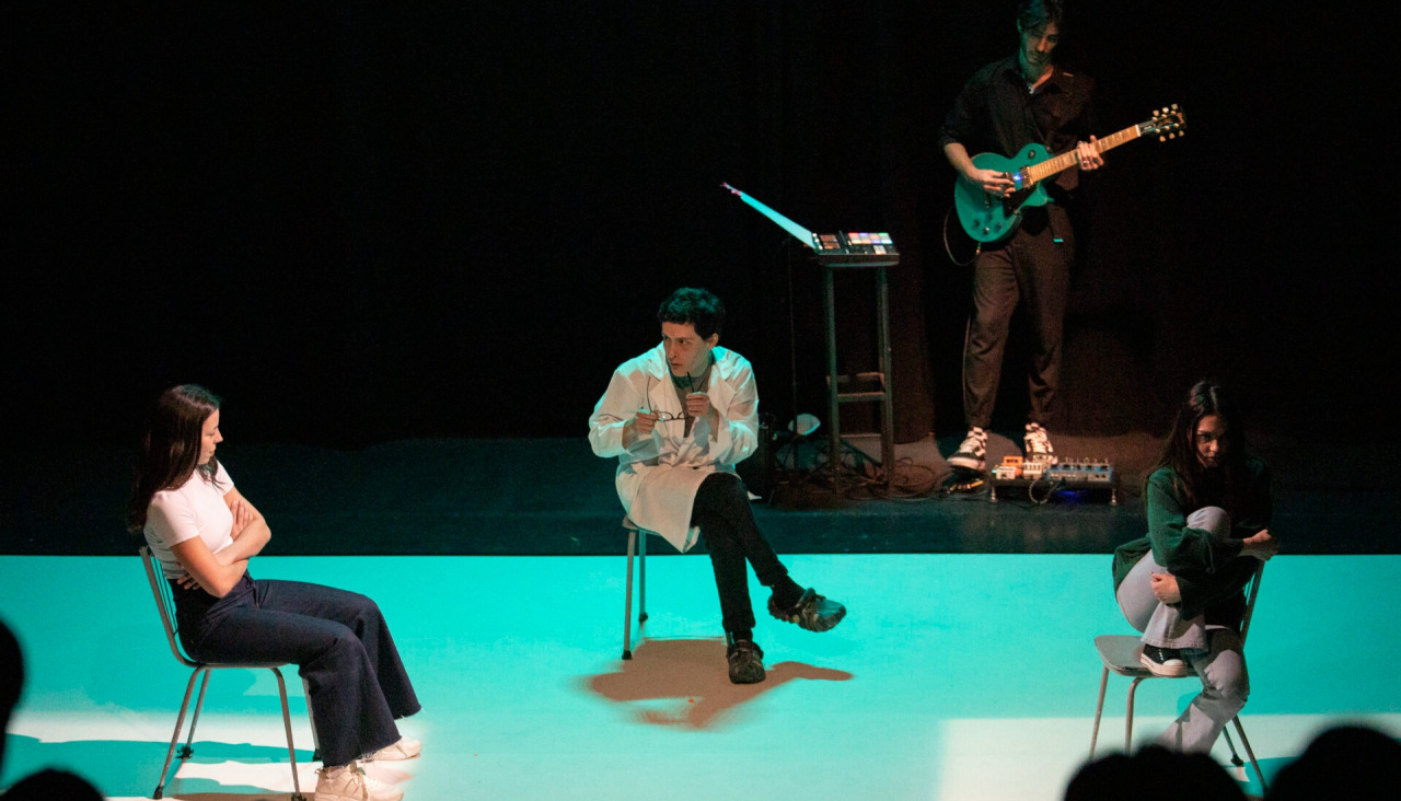 O elenco de ‘Contra Ana’ durante unha das súas representacións, unha proposta escénica que combina teatro físico e relato autobiográfico