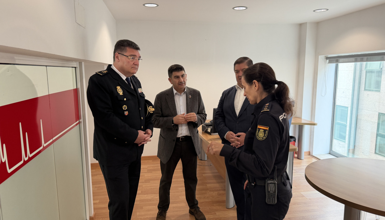 El delegado del gobierno, Pedro Blanco, y el subdelegado, Julio Abalde con los responsables de la Policía Nacional