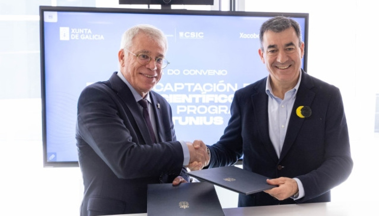 El conselleiro de Educación, Román Rodríguez, y el vicepresidente del CSIC, Carlos Closa, firmaron el convenio que permitirá la contratación del investigador Luis Martínez Otero