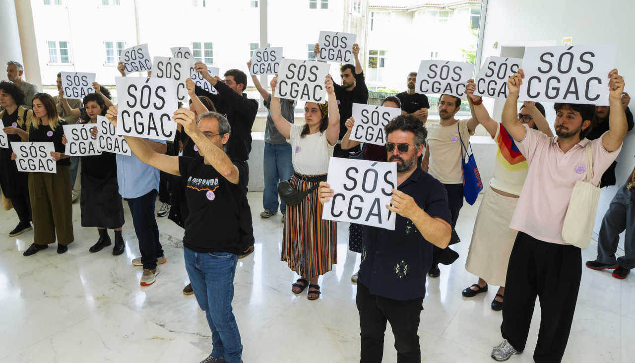 Miembros de la asociación cultural Vegliota protestan esta mañana por “la pérdida total de independencia” del CGAC, tras la decisión de la Xunta de nombrar como nueva directora a Eva López Tarrío