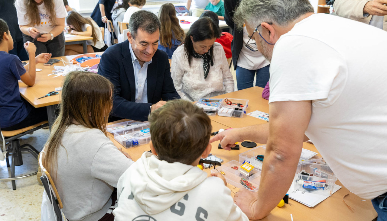 El conselleiro de Educación Roman Rodríguez con el alumnado