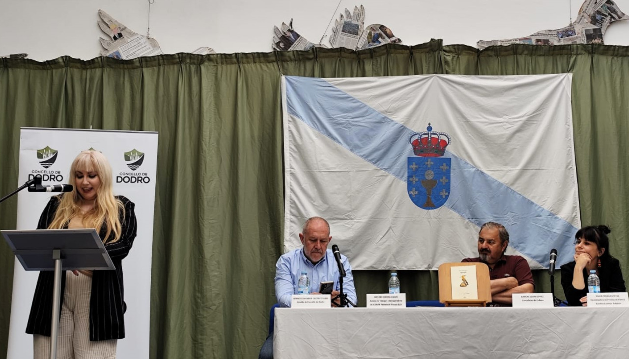 A autora na palestra recolle o premio da obra gañadora, elexida entre 42 candidaturas