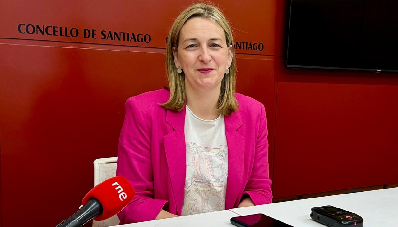 La portavoz del gobierno local, Míriam Louzao, informó de la aprobación de la licitación de las obras de mejora del estadio Verónica Boquete y de la renovación de la red de abastecimiento en la Rúa da Mira
