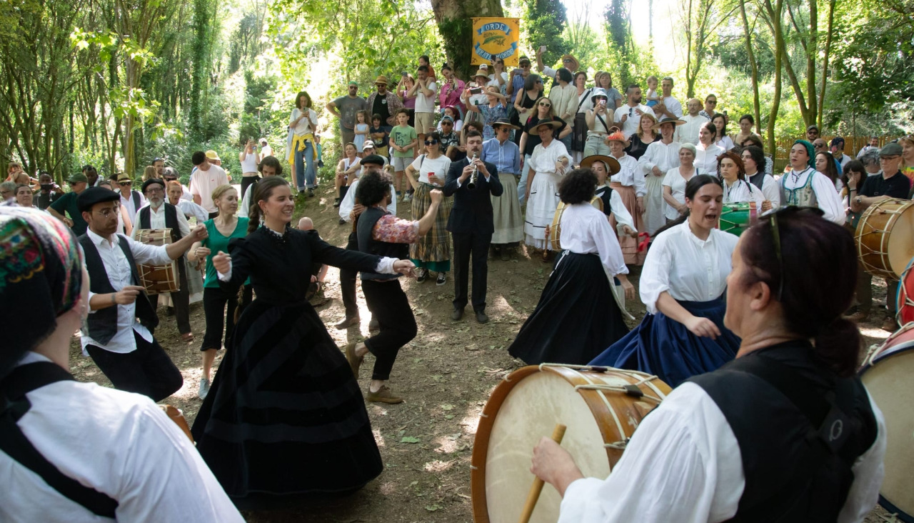 A carballeira acolleu o domingo os actos centrais da VII Festa do Banquete, cun desfile teatralizado, o tradicional xantar popular e actuacións de música e baile tradicional ao longo de toda a xornada