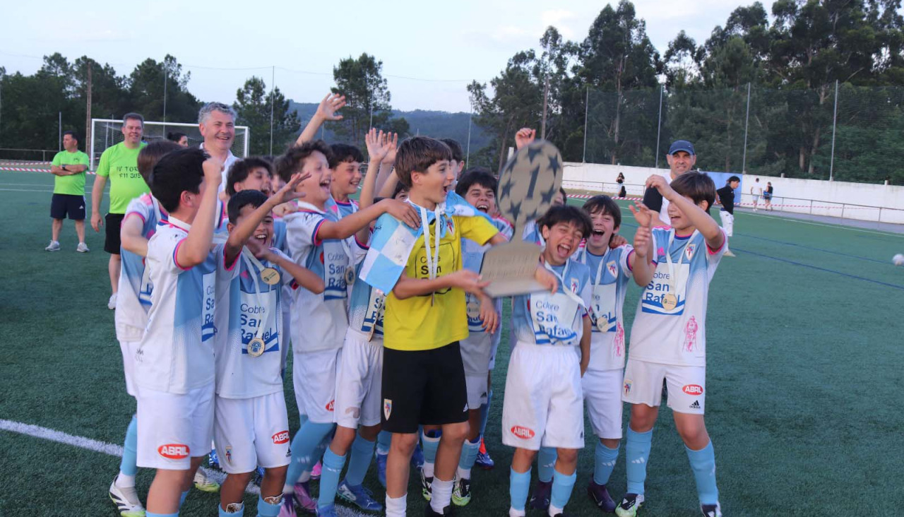 El campeón levanta el trofeo tras ganar al Villestro