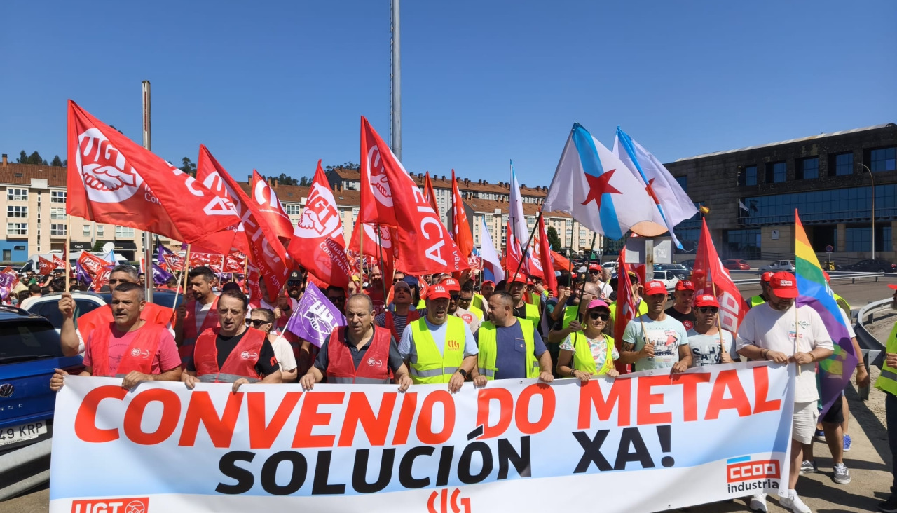 La manifestación del sector del metal recorrió este martes las calles de Santiago dentro de la segunda jornada de huelga convocada por CIG, UGT y CC.OO. para reclamar avances en la negociación del convenio colectivo