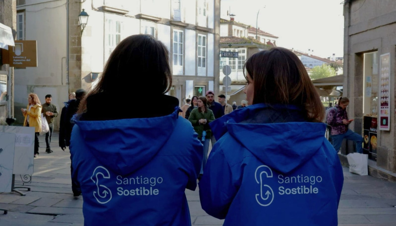 A obra de teatro de rúa ‘De Luxo a Lixo’ ofrecerá este mércores 27 de maio dúas funcións para promover o uso responsable do servizo municipal de recollida de voluminosos e do punto limpo