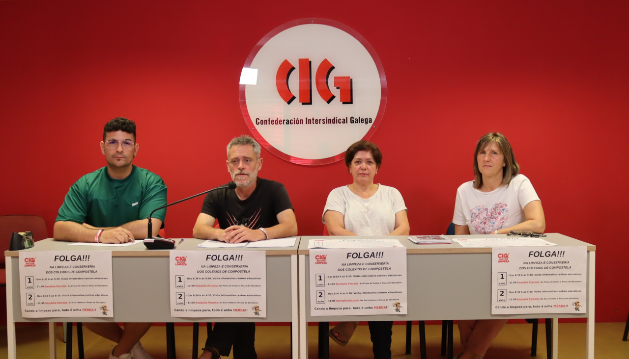 Trabajadoras del servicio de limpieza y conserjería de colegios públicos de Santiago, gestionado por la empresa Lacera, anunciaron este miércoles dos jornadas de huelga