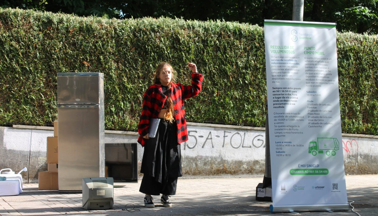 O concelleiro de Sustentabilidade Ambiental, Xesús Domínguez, visitou o posto informativo da campaña ‘De luxo a lixo’ instalado este martes na Praza Roxa