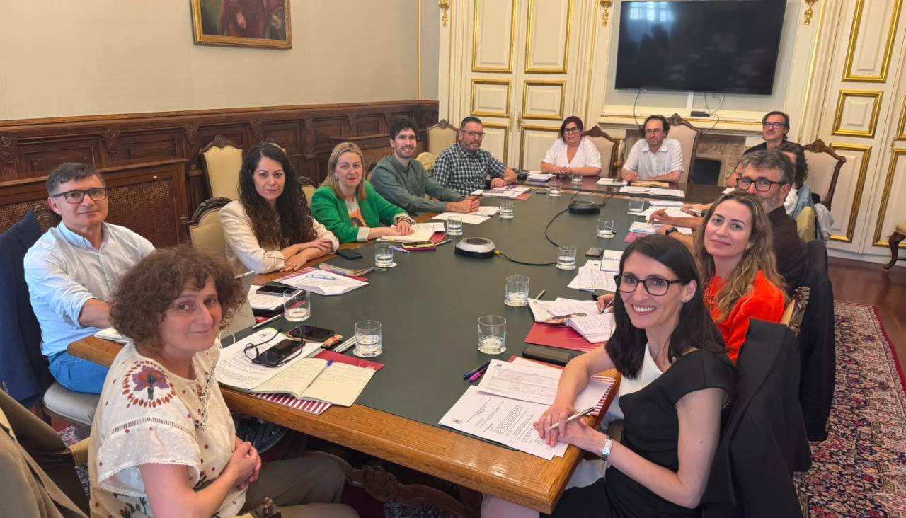 A alcaldesa de Santiago, Goretti Sanmartín, e a reitora da USC, Rosa Crujeiras, durante a reunión de traballo celebrada este martes entre ambas institucións e os seus equipos técnicos