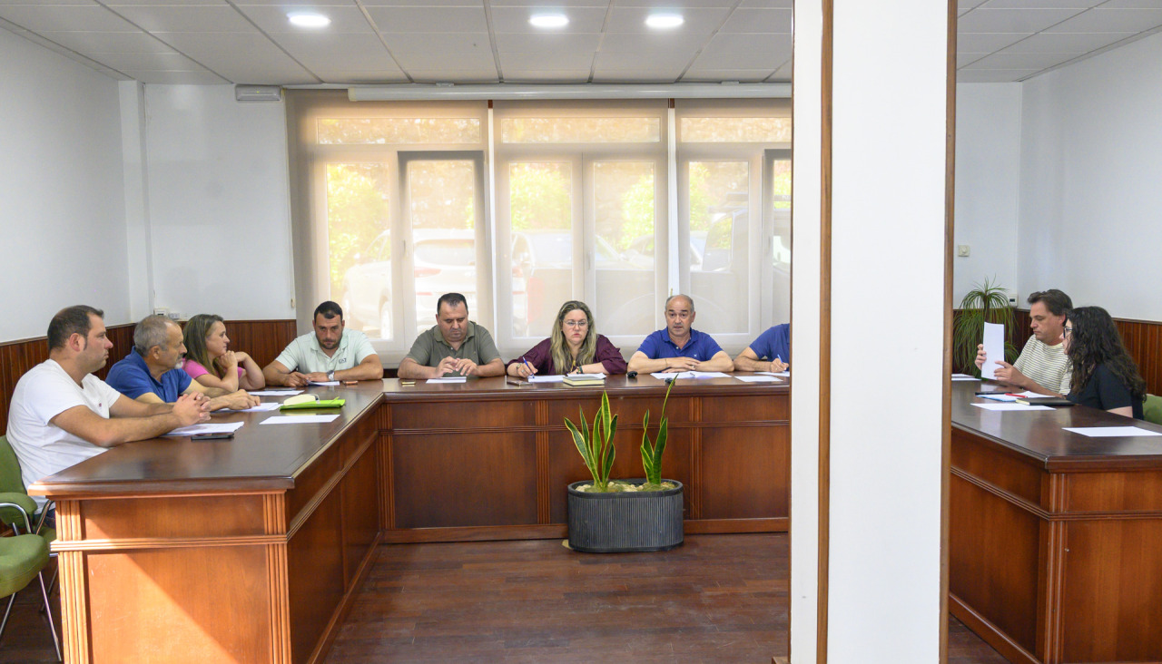 En el pleno extraordinario se abordó la cuestión del pleno y también se mostró el duelo por el fallecimiento del profesor Lois Aldegunde