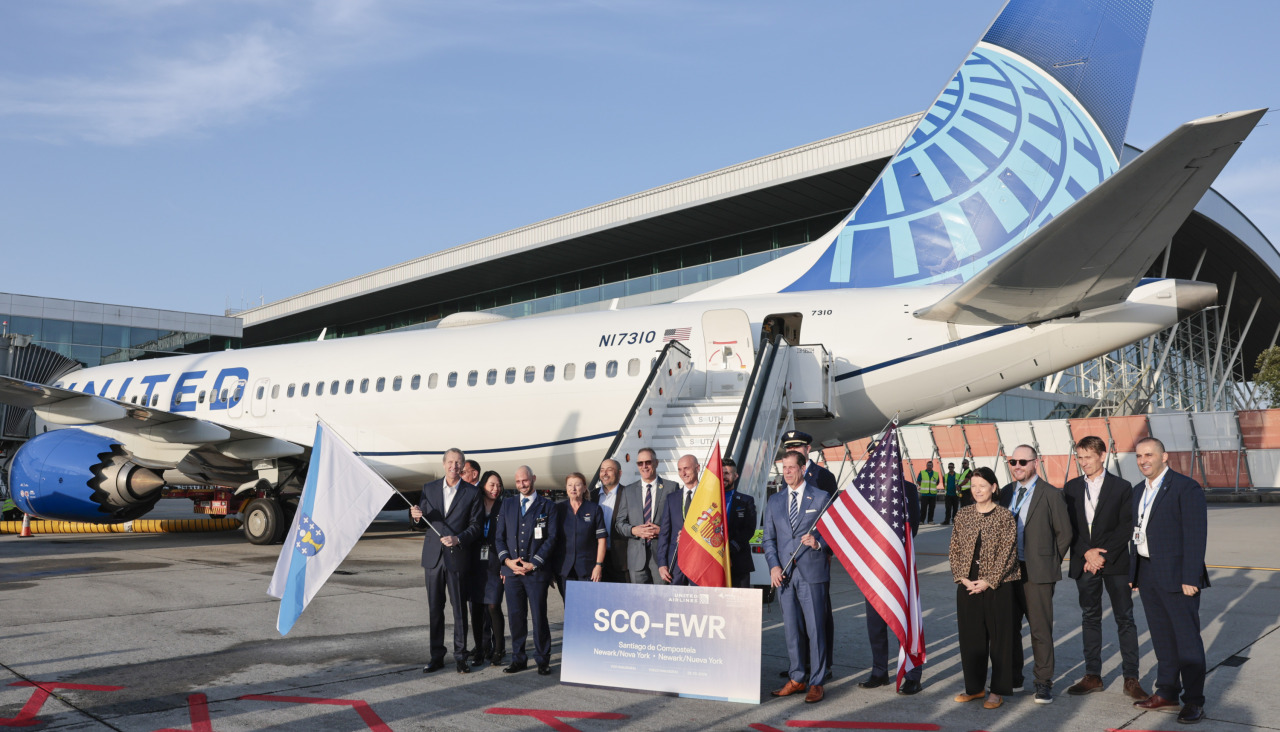 El aeropuerto de Lavacolla reabre tras permanecer 35 días cerrado para renovar el pavimento de su pista.jpg