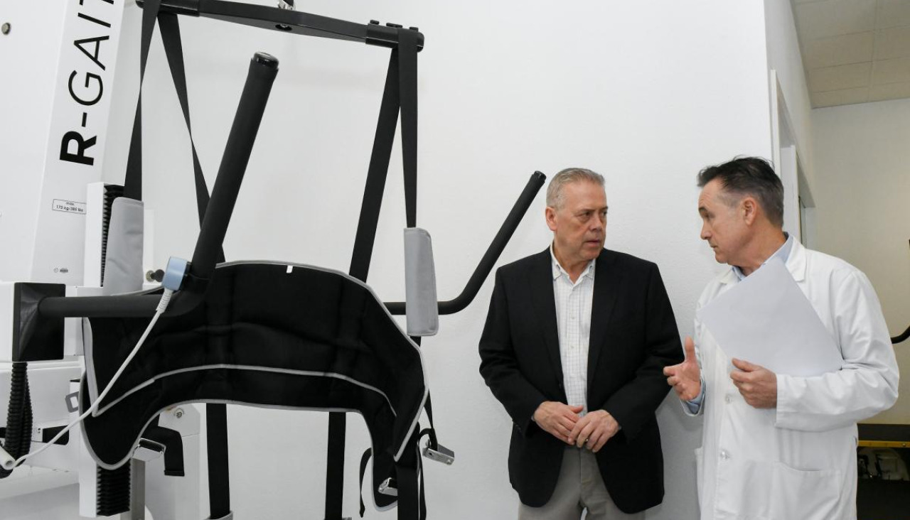 Gómez Caamaño visita la sala de neurorrehabilitación del Gil Casares