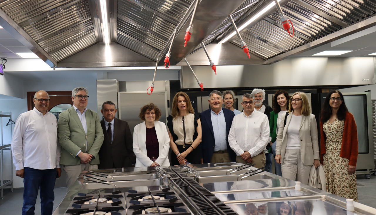 La renovación integral de la cocina y la cafetería del Palacio de Congresos e Exposicións de Galicia se enmarca en las actuaciones financiadas por el Consorcio de Santiago