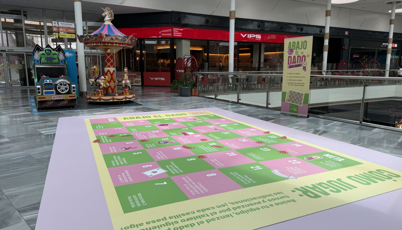 El juego ya colocado en el suelo del centro comercial