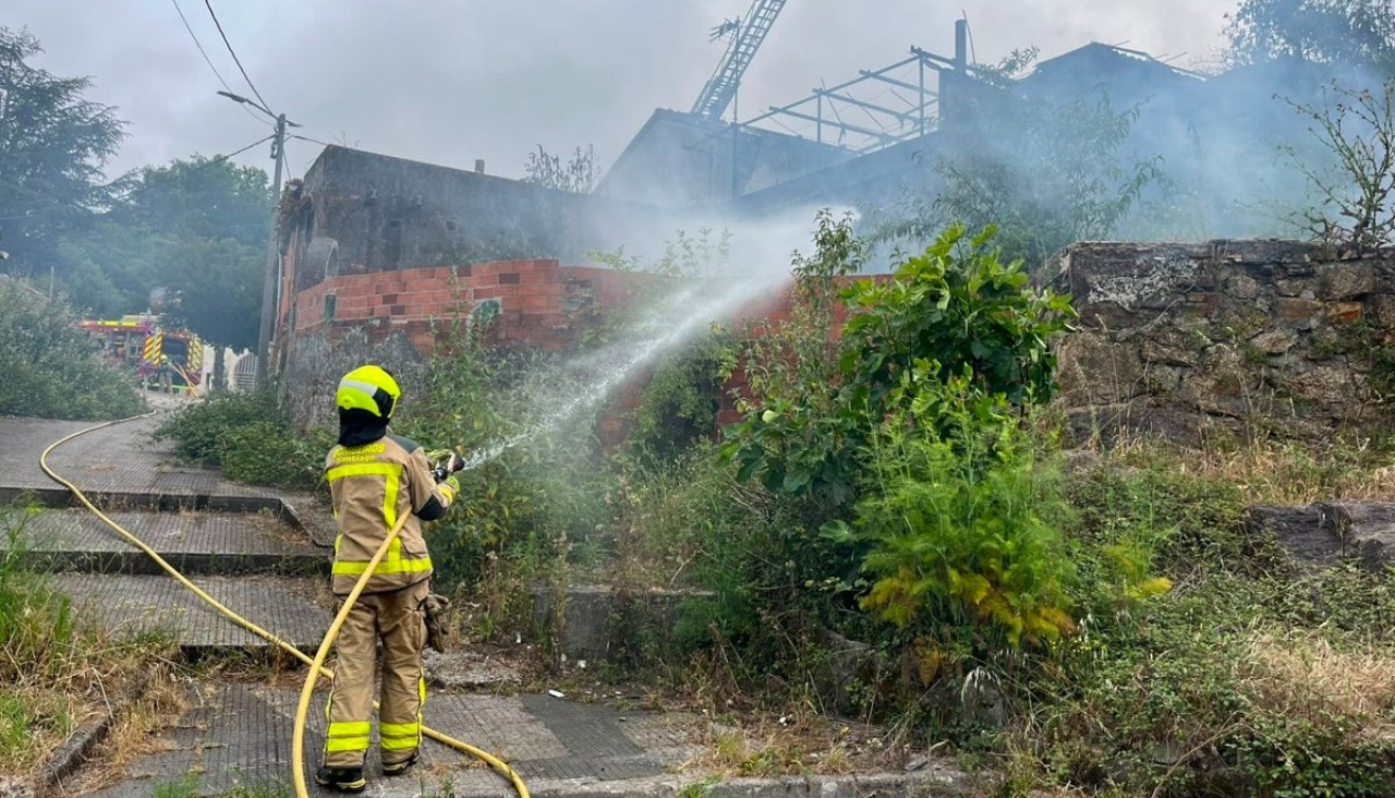 El incendio registrado en una vivienda próxima al CEIP Quiroga Palacios motivó el desalojo preventivo del alumnado y la intervención de los servicios de emergencia