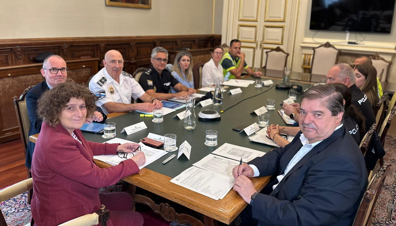 Reunión da Xunta Local de Seguridade de Santiago, presidida pola alcaldesa Goretti Sanmartín e o subdelegado do Goberno na Coruña, Julio Abalde