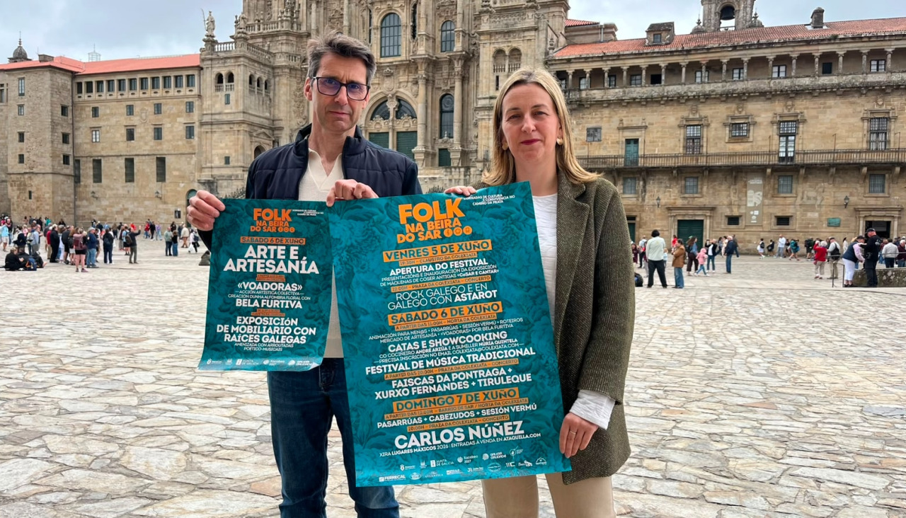 La concejala Míriam Louzao y el presidente de la Asociación Folcrórica Colexiata do Sar, Rafael Sexto, animaron a participar en la propuesta cultural