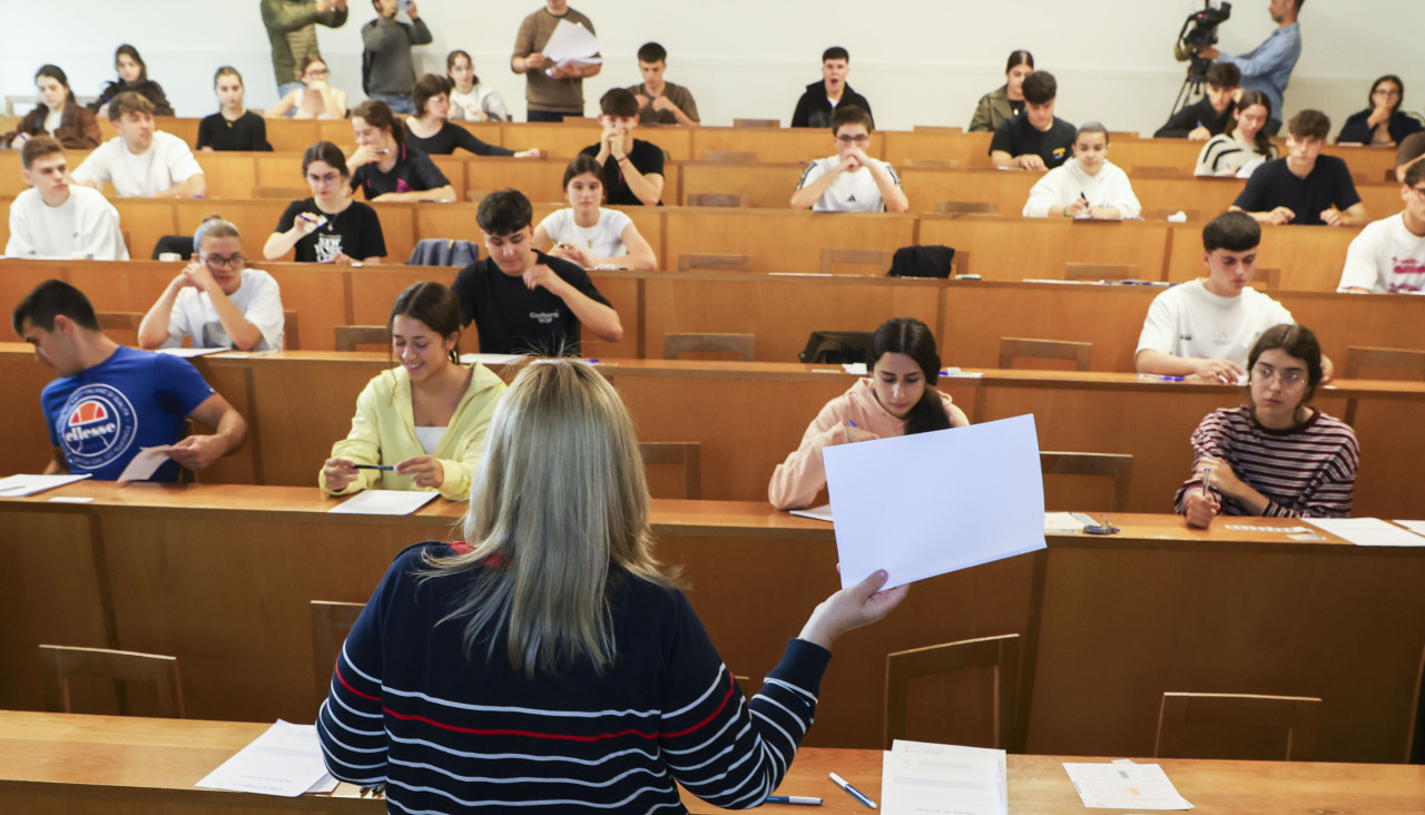 SANTIAGO DE COMPOSTELA, 02/06/2026.- Más de trece mil estudiantes gallegos se enfrentan desde esta mañana a las pruebas de la PAU convocados por la Comisión Interuniversitaria de Galicia "CIUG" en los siete campus de las universidades gallegas. EFE/Xoán Rey