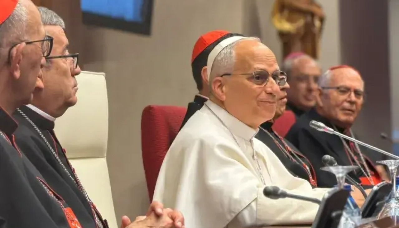 El papa León XIV se reunió este lunes con obispos españoles en la sede de la plenaria de la Conferencia Episcopal Española (CEE), donde abordó la respuesta de la Iglesia ante los abusos y la atención a las víctimas