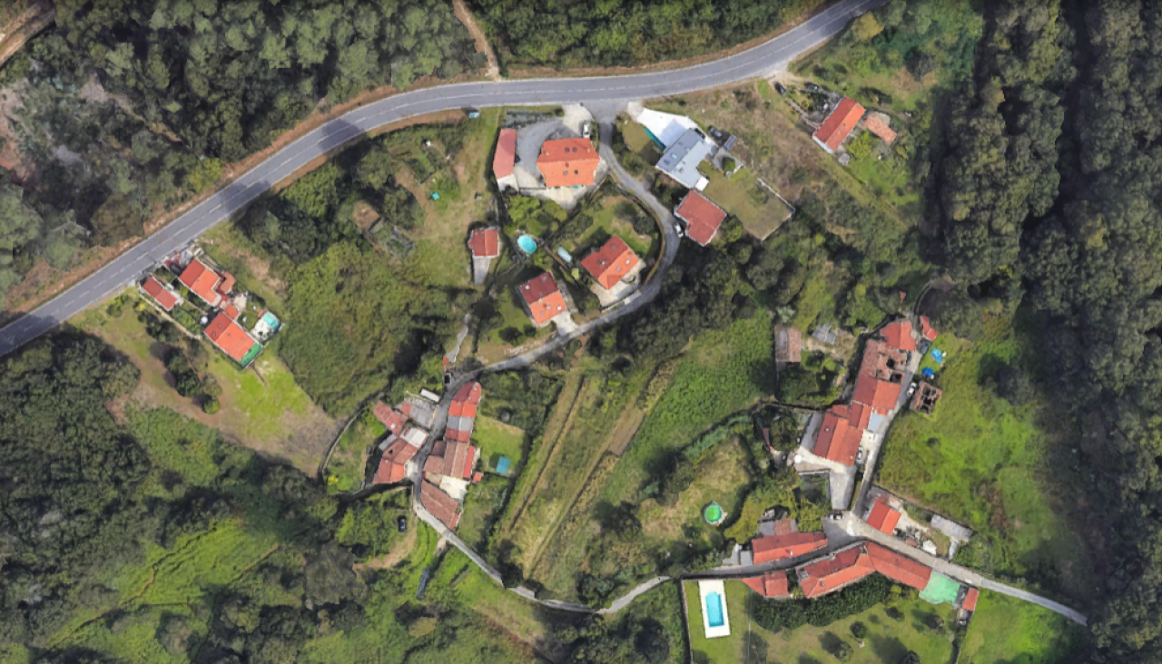A Xunta de Goberno Local de Santiago aprobou a adxudicación de obras de pavimentación en varias vías do rural e a licitación da ampliación das redes de abastecemento e saneamento na rúa Nova da Igrexa