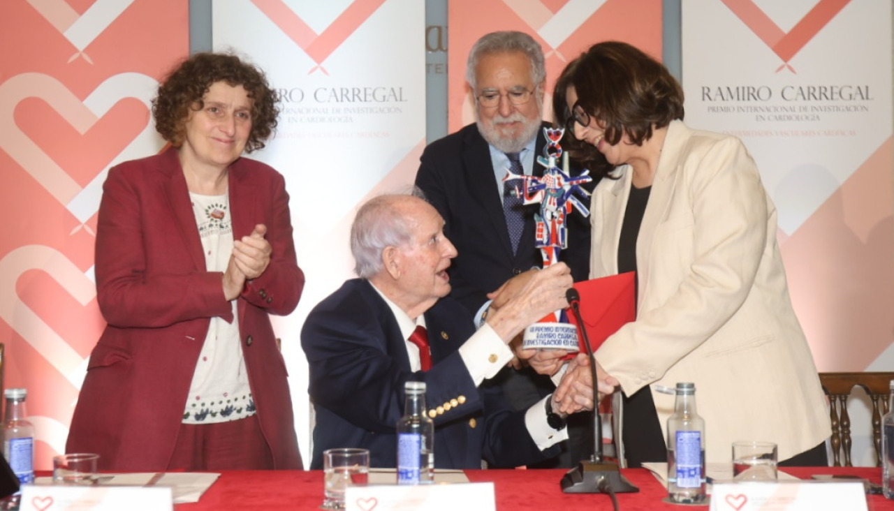 Ramiro Carregal entrega el premio a la doctora Sonia Eiras