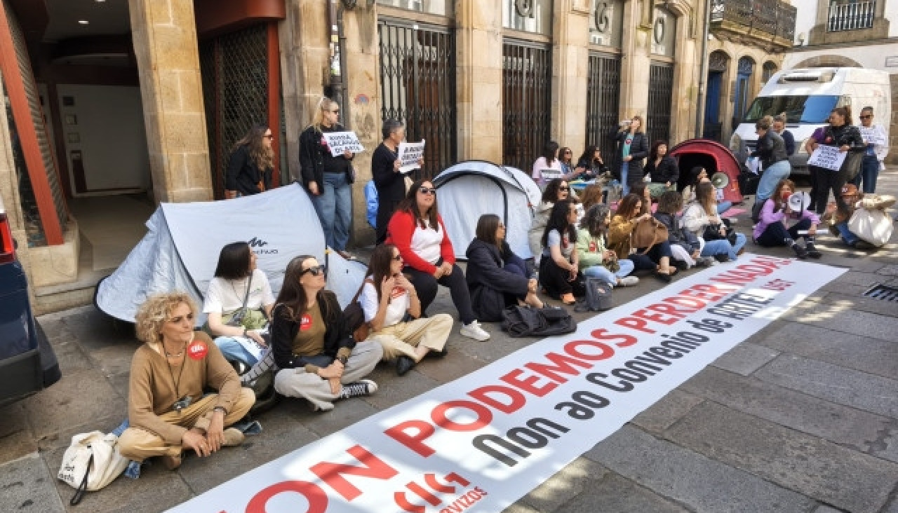 La protesta del sector textil llegó este martes a Santiago tras quince días de acampada en A Coruña, con movilizaciones ante la Confederación de Empresarios de Galicia