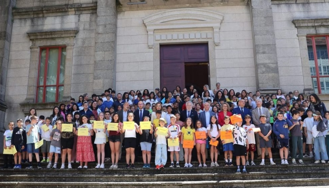 Alumnos del CEIP Arquitecto Casas Novoa de Santiago formaron parte del pleno infantil celebrado en el Parlamento de Galicia