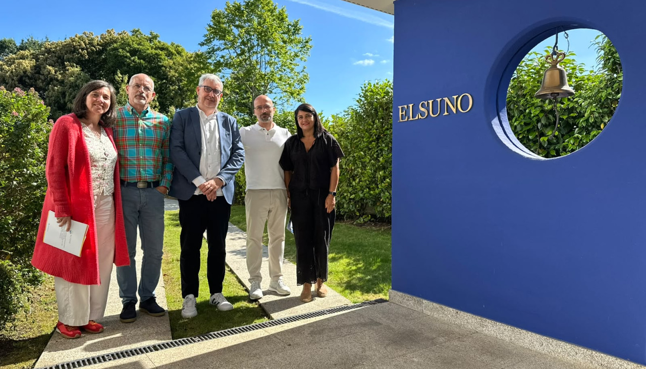 Los representantes del concello con los directores del centro