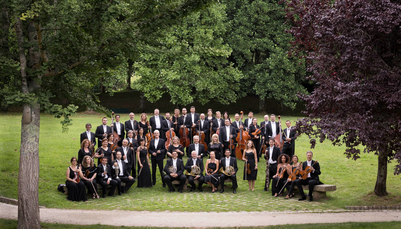 A Real Filharmonía de Galicia iniciará a súa programación de verán 2026 cos “Concertos nos Barrios” en Santiago, que marcarán o debut de César Ramos como director asistente