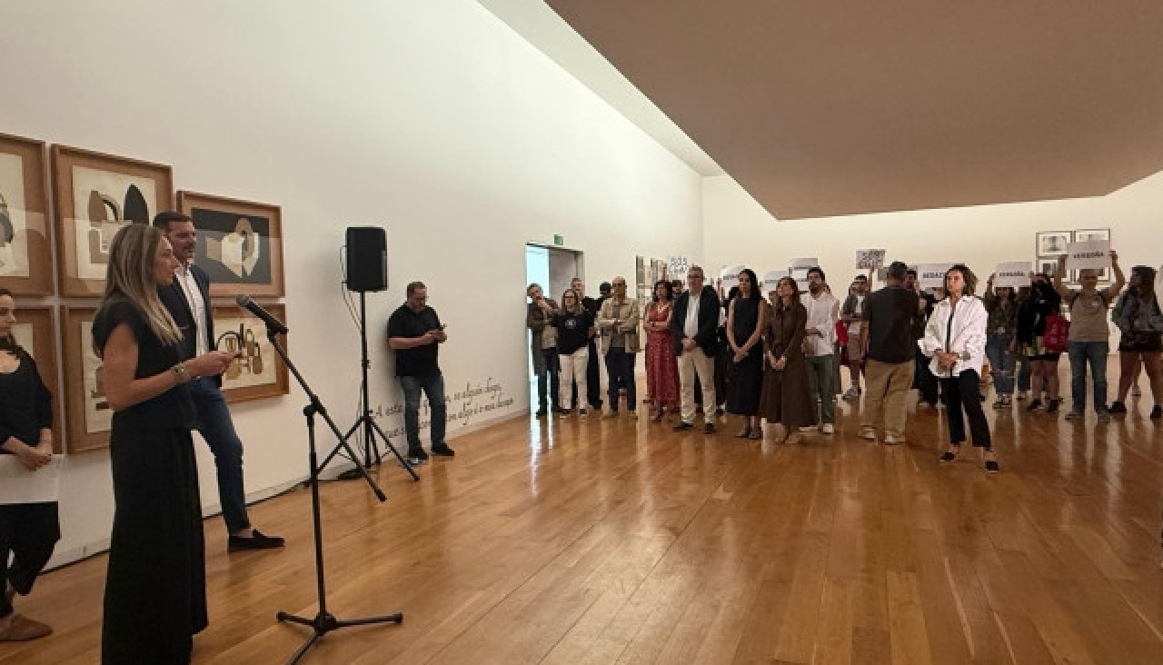 Un grupo de manifestantes protestó durante la inauguración de la exposición 'Illa Ignorada' en el CGAC para mostrar su rechazo al nombramiento de Eva López Tarrío como directora del centro