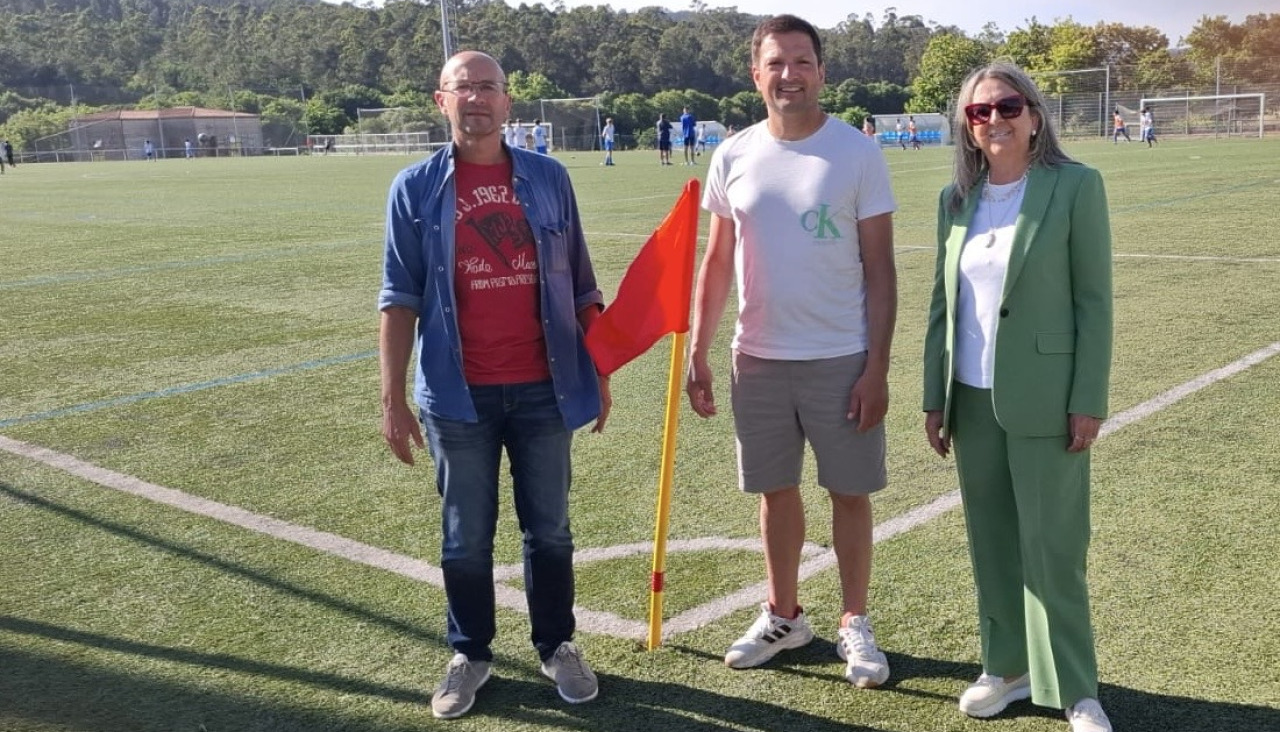 Gonzalo Muíños e Mila Castro xunto ao presidente da SD Villestro, Marcos Conde