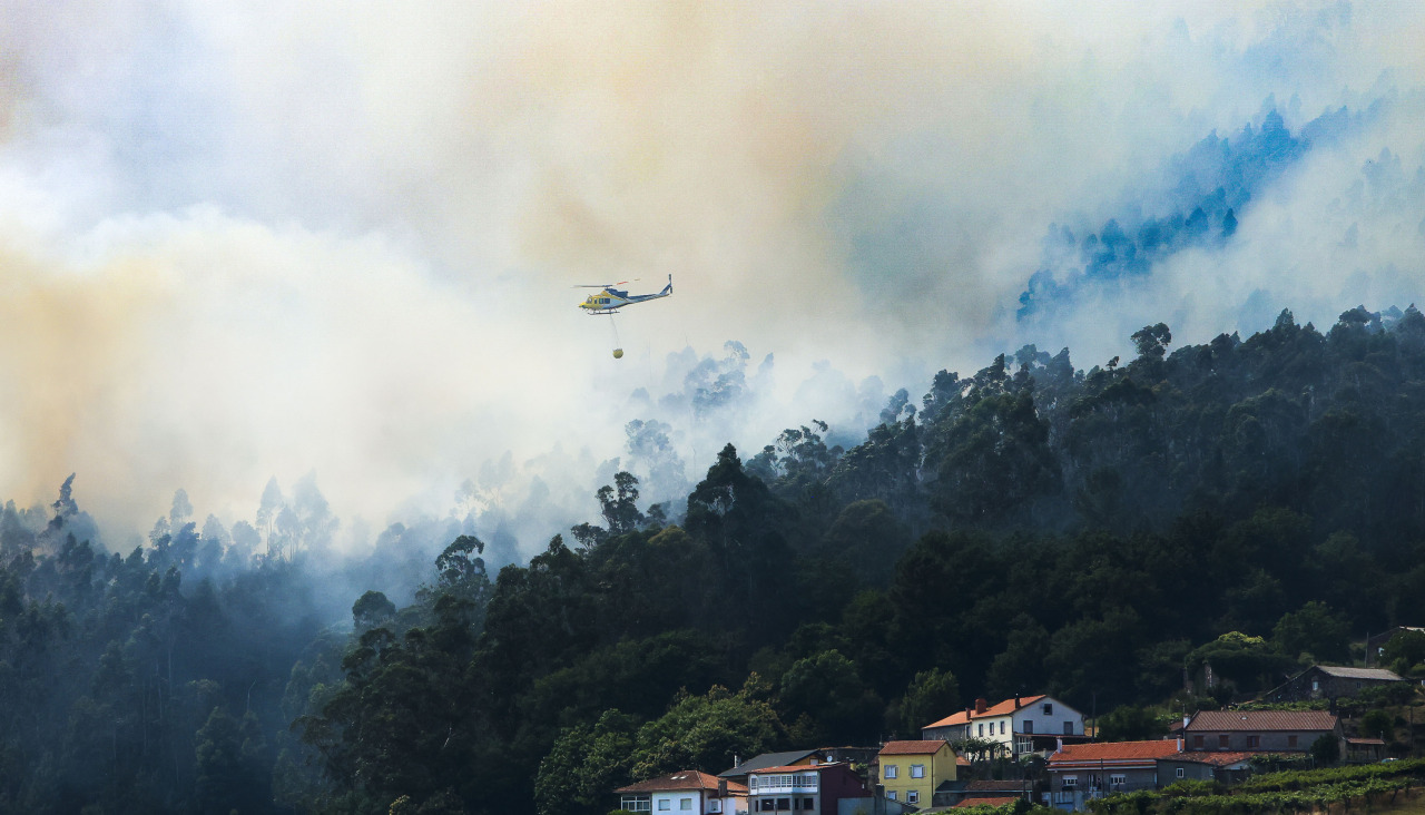 Los servicios de extinción trabajan en el incendio de Padrón