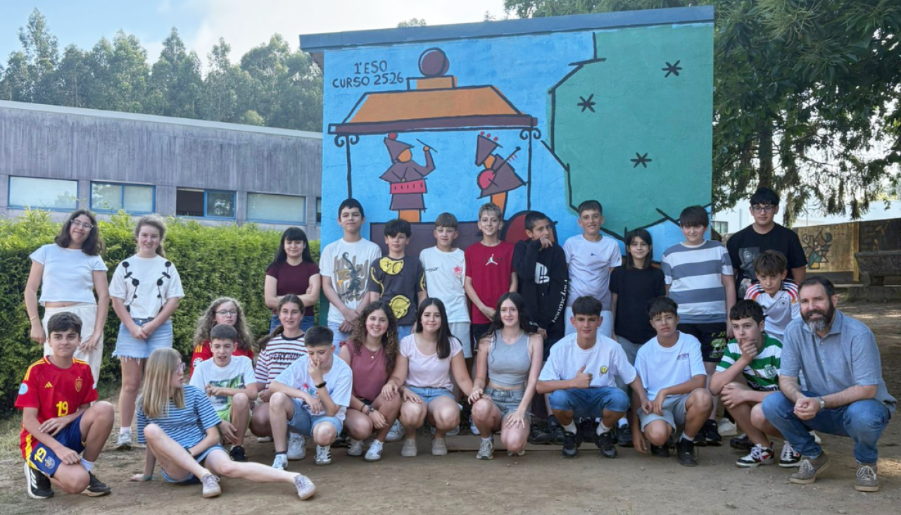 Los alumnos encargados de pintar el nuevo mural