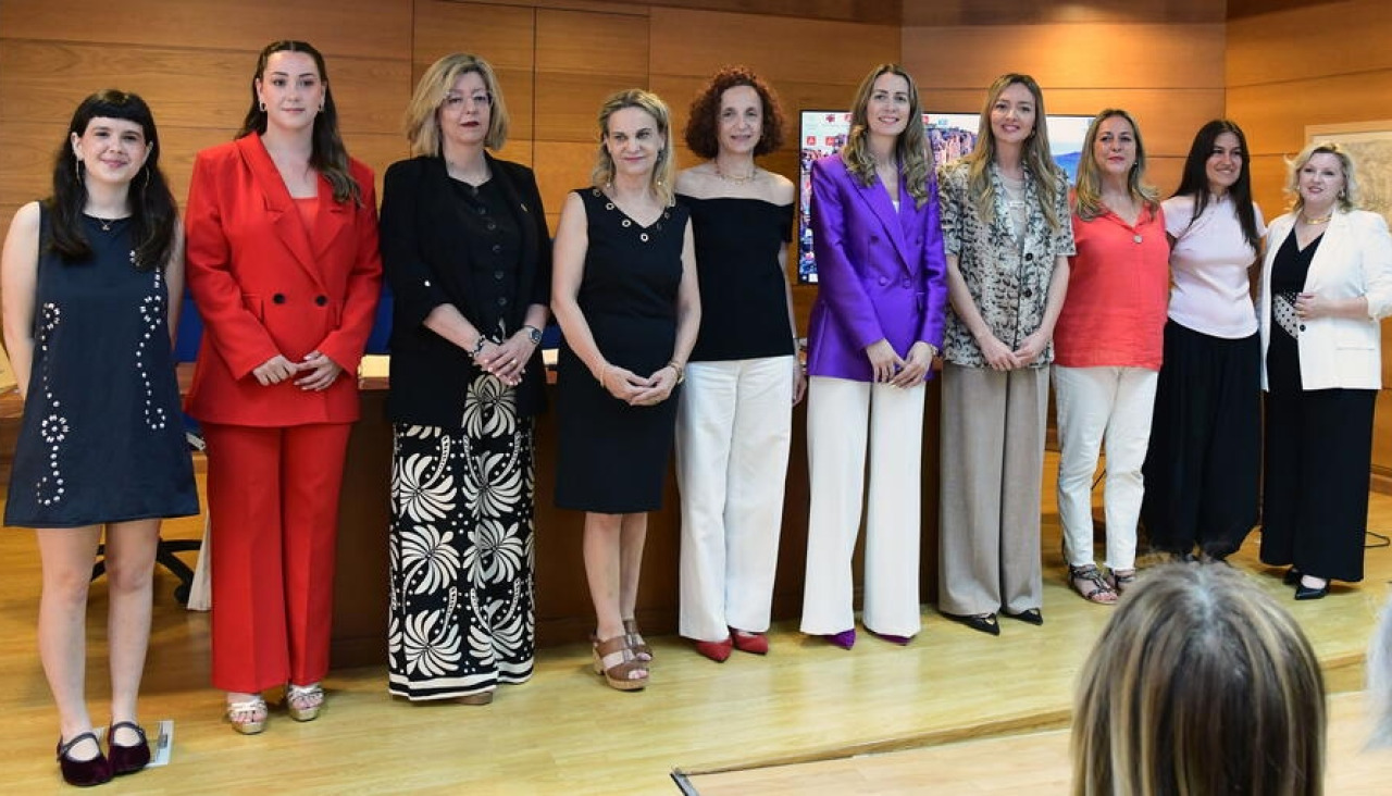 A vicerreitora da USC, Lorena Añón, presidiu no salón de actos da Facultade de Matemáticas a entrega dos premios da Valedora do Pobo