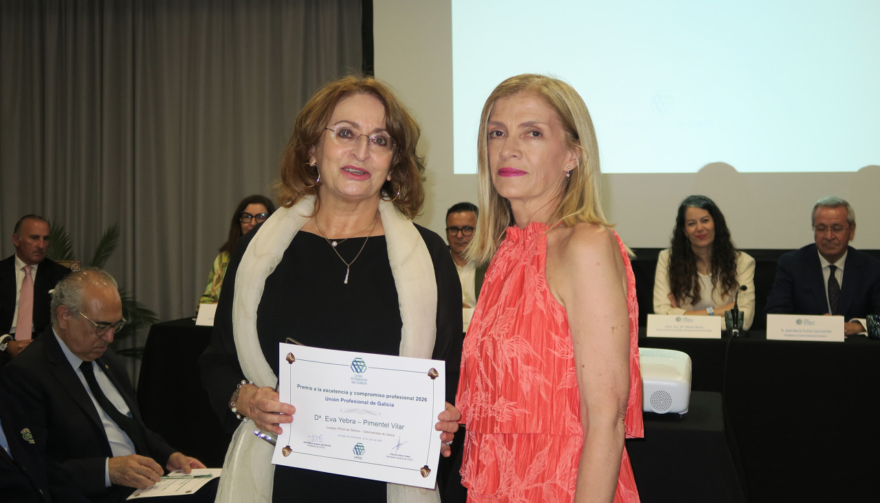 Eva Yebra-Pimentel recogiendo el premio de UPDG con la presidenta del Colexio, Esther Amaro