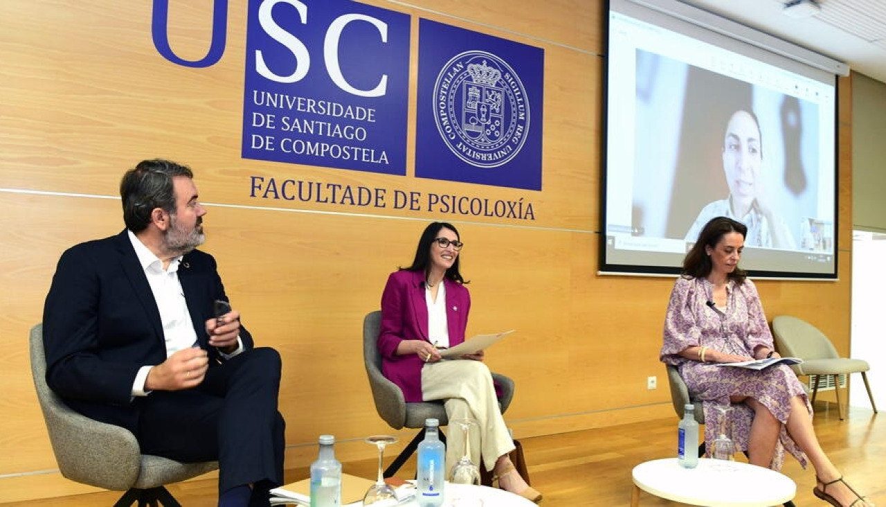 A xornada inaugurárona a reitora da USC, Rosa M. Crujeiras; o secretario de Estado de Xuventude e Infancia, Rubén Pérez Correa, e a directora xeral de Ordenación e Innovación Educativa da Xunta de Galicia, Judith Fernández Novoa