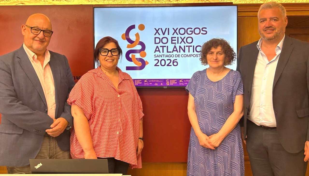A alcaldesa de Santiago, Goretti Sanmartín, xunto á concelleira de Deportes, Pilar Lueiro, e representantes do Eixo Atlántico durante a presentación