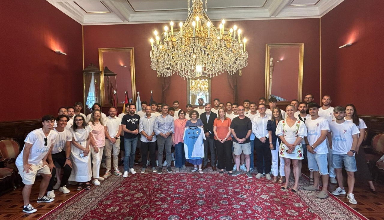 A alcaldesa de Santiago, Goretti Sanmartín, e membros da corporación municipal recibiron no Pazo de Raxoi á SD Compostela