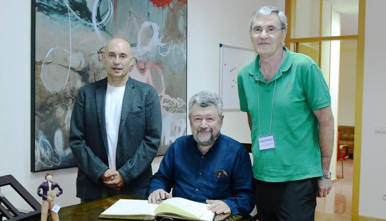 O profesor Efim Zelmanov asinou no libro de honra en presenza do decano Alberto Cabada (á esquerda) e do profesor Manuel Ladra