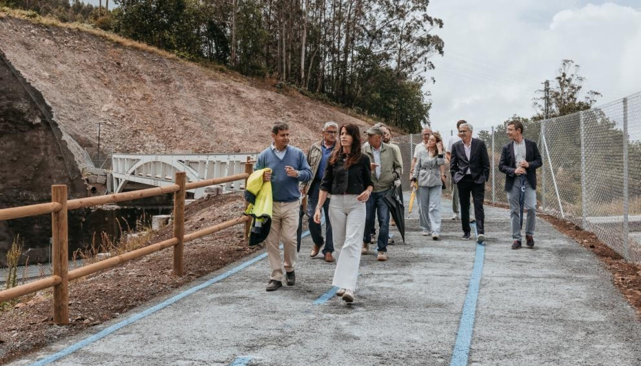 La conselleira María Martínez Allegue visitó este viernes las pasarelas instaladas en el trazado de la senda que conectará la Estación Intermodal de Santiago con O Milladoiro