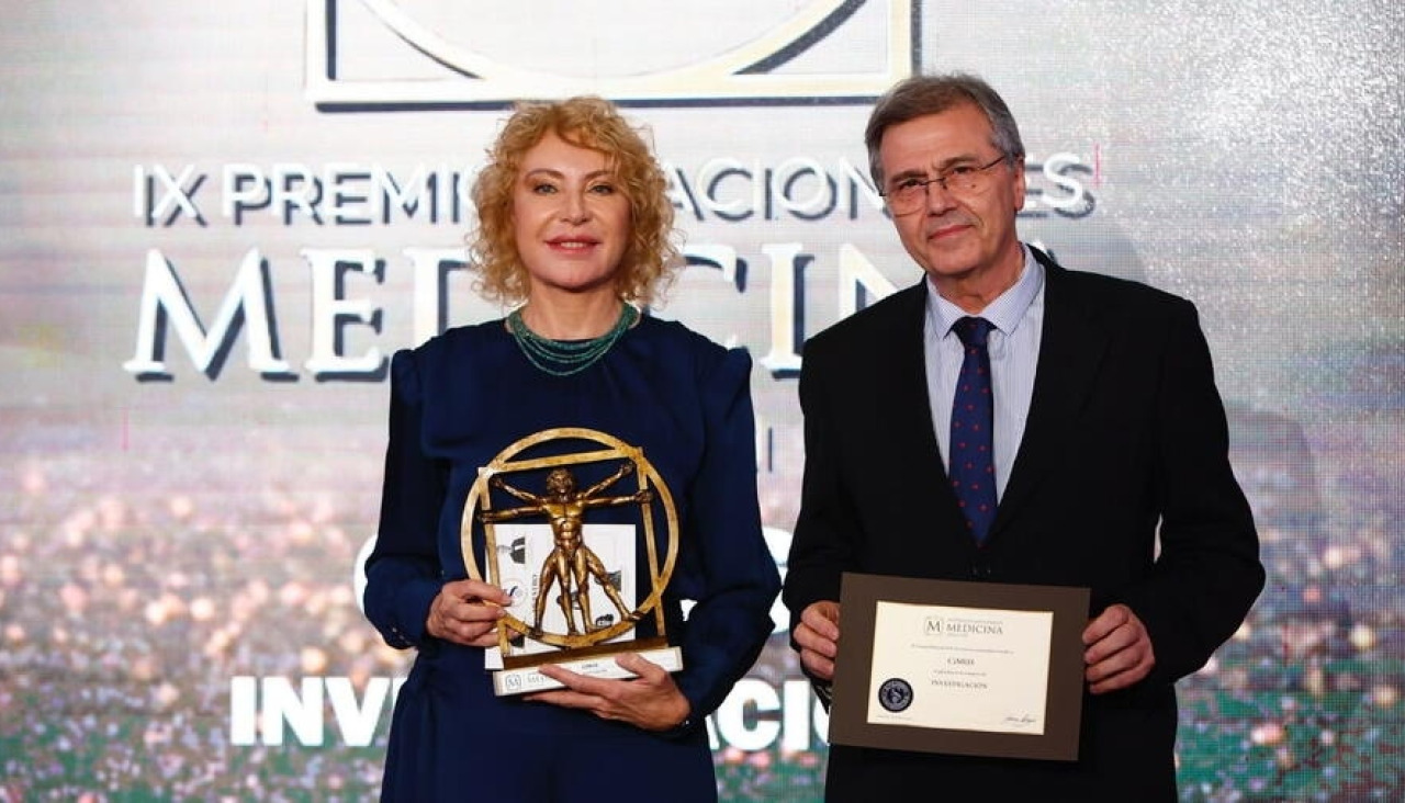Mabel Loza e José Luis Labandeira, codirectores do CiMUS da USC, durante a recollida do Premio Nacional de Medicina Século XXI en Madrid